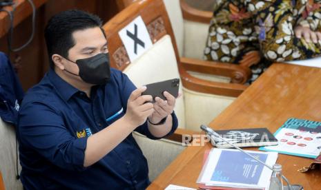 Menteri Badan Usaha Milik Negara (BUMN) Erick Thohir saat mengikuti rapat kerja dengan Komisi VI DPR di Kompleks Parlemen, Senayan, Jakarta, Kamis (18/3). Rapat tersebut membahas mengenai pembentukan Holding BUMN Ultra Mikro (UMi). Prayogi/Republika.