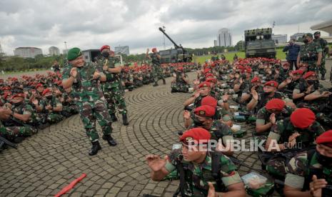 Kepala Staf Angkatan Darat (KSAD) Jenderal Dudung Abdurachman meninjau pasukan saat apel apel jajaran yang diikuti prajurit TNI Angkatan Darat (TNI AD) wilayah Jabotabek di Lapangan Monumen Nasional (Monas), Jakarta, Selasa (25/1/2022). Apel  tersebut diikuti sebanyak 2.655 prajurit dalam rangka memberikan imbauan kepada jajaran prajurit TNI AD untuk mampu mengantisipasi perkembangan paham radikalisme. Republika/Thoudy Badai