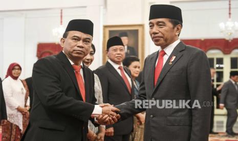 Presiden Joko Widodo (kanan) memberikan ucapan selamat kepada Menteri Komunikasi dan Informatika (Menkominfo) Budi Arie Setiadi usai dilantik sebagai menteri di Istana Negara, Jakarta, Senin (17/7/2023). Presiden Joko Widodo melantik Ketua Umum Projo Budi Arie Setiadi sebagai Menkominfo menggantikan Johnny G. Plate. 