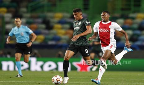 Matheus Nunes (kiri) beraksi melawan pemain Ajax Ryan Gravenberch (kanan) pada pertandingan sepak bola Grup C Liga Champions UEFA di Stadion Jose Alvalade di Lisbon, Portugal, beberapa waktu lalu.