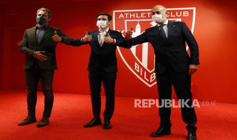  Marcelino Garcia Toral (tengah) berpose dengan presiden Athletic Bilbao Aitor Elizegi (kanan) dan direktur olahraga Athletic Club Rafa Alkorta (kiri) selama presentasinya sebagai pelatih kepala baru Athletic Club de Bilbao, di Bilbao, Basque Country, Spanyol, 05 Januari 2021 Toral menandatangani kontrak barunya hingga Juni 2022.