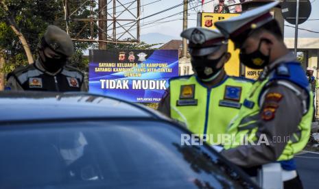 Petugas gabungan melakukan penyekatan kendaraan. Ilustrasi