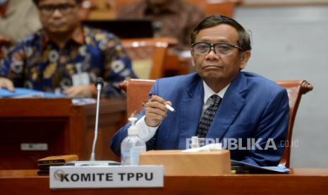 Menko Polhukam yang juga Ketua Komite Koordinasi Nasional PP TPPU Mahfud MD  bersiap mengikuti rapat dengar pendapat bersama Komisi III DPR di Kompleks Parlemen, Senayan, Selasa (11/4/2023). Rapat tersebut membahas tentang laporan hasil rapat Komite Nasional TPPU terkait perkembangan isu transaksi keuangan mencurigakan di Kementerian Keuangan dengan nilai Rp349 triliun.