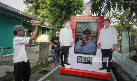 Warga berbincang dengan Calon Wali Kota Solo dari Partai PDI Perjuangan Gibran Rakabuming Raka melalui virtual box saat Kampanye Blusukan Online di kampung Dawung, Serengan, Solo, Jawa Tengah, Minggu (27/9). (ilustrasi)