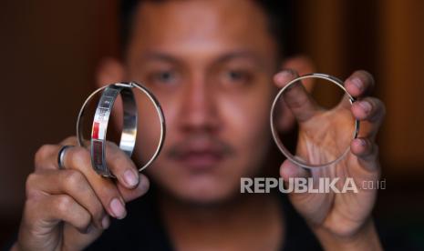 Pekerja menunjukkan gelang identitas untuk jamaah calon haji di Asrama Haji Embarkasi Surabaya, Jawa Timur, Kamis (25/5/2023). Gelang-gelang itu selanjutkan dibagikan kepada jamaah calon haji untuk memudahkan mengidentifikasi mereka jika tersesat di Tanah Suci saat melaksanakan ibadah haji.  