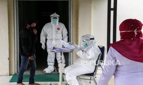 Petugas mendata warga, Orang Tanpa Gejala (OTG)  untuk dilakukan swab test atau tes usap di Lhokseumawe, Aceh, Selasa (16/6/). Wakil Ketua Tim Gugus Tugas Covid-19 Aceh, Dyah Erti Idawati menyatakan Pemerintah Aceh ikut melibatkan organisasi masyarakat (Ormas) Islam dalam mencegah penyebaran COVID-19 di provinsi setempat.