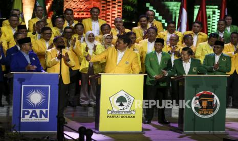 Ketua Umum Partai Golkar Airlangga Hartarto (tengah) bersama Ketua Umum PAN Zulkifli Hasan (kiri) dan Ketua Umum PPP Suharso Monoarfa (kanan) menandatangani nota kesepahaman dibentuknya Koalisi Indonesia Bersatu (KIB) pada acara silaturahmi di Plataran Senayan, Jakarta, Sabtu (4/6/2022). Kegiatan silaturahmi nasional itu merupakan sebuah ikhtiar partai-partai KIB yaitu Partai Golkar, PAN, dan PPP untuk menunjukkan tradisi politik yang baru. 