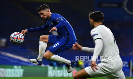  Pemain Chelsea Jorginho (kiri) beraksi melawan Martin Terrier (kanan) dari Rennes selama pertandingan sepak bola grup E Liga Champions UEFA antara Chelsea FC dan Stade Rennes di London, Inggris, 04 November 2020.