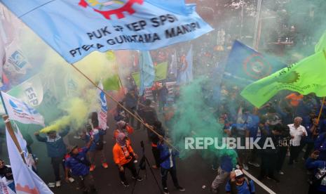 Ribuan buruh melakukan aksi unjuk rasa di kawasan silang Monas, Jakarta, Rabu (9/8/2023). Dalam aksinya buruh mendesak pemerintah mencabut Omnibus Law UU Cipta Kerja dan Naikkan upah 2024 sebesar 15 persen. 