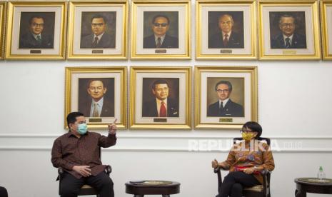 Menteri Badan Usaha Milik Negara (BUMN) Erick Thohir (kiri) berbincang dengan Menteri Luar Negeri Retno Marsudi (kanan) sebelum menandatangani Nota Kesepahaman Kerja Sama Diplomasi Ekonomi untuk mendukung BUMN Go Global di Gedung Pancasila, Kementerian Luar Negeri, Jakarta, Jumat (17/7/2020).  Kerja sama ini bertujuan memperkuat diplomasi ekonomi dalam mewujudkan visi BUMN Go Global yang diharapkan dapat meningkatkan nilai investasi BUMN di luar negeri dan mendorong performa ekspor Indonesia. 