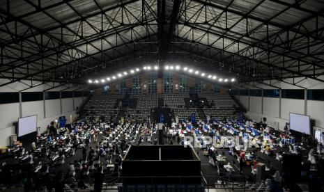 Suasana vaksinasi Covid-19 kepada awak media di Hall Basket Senayan, komplek Gelora Bung Karno, Jakarta, Kamis (25/2). Sebanyak 1.838 wartawan akan menjalani vaksinasi Covid-19 di GBK hari ini. Secara total, terdapat 5.512 orang awak media massa di DKI Jakarta akan mendapatkan vaksin mulai dari hari Rabu (25/2) hingga Sabtu (27/2) mendatang. Republika/Thoudy Bada