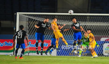 Gelandang Bhayangkara Dendy Sulistiawan menanduk bola dibayangi 3 bek Persib pada laga Grup C Piala Presiden antara Bhayangkara FC melawan Persib Bandung di Stadion Si Jalak Harupat, Soreang. (Ilustrasi)