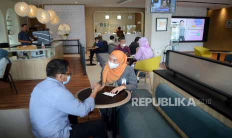 Nasabah BSI mendapatkan layanan perbankan di Kantor Cabang Jakarta Thamrin, Jakarta, Kamis (11/5/2023). Layanan perbankan PT Bank Syariah Indonesia Tbk (BSI) telah kembali normal, baik di kantor cabang, mesin anjungan tunai mandiri (ATM) maupun mobile banking sehingga dapat digunakan oleh nasabah untuk bertransaksi.