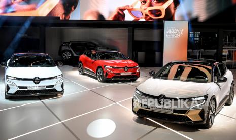 Mobil Renault Megan E-Tech Electric dipamerkan pada press preview day pertama International Motor Show IAA di Munich, Jerman, 06 September 2021. Renault akan pisahkan unit produksi mobil listrik dan konvensional. Ilustrasi.