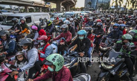 Pengendara sepeda motor memadati jalur mudik motor di jalan raya Kalimalang, Jakarta, Kamis (27/4/2022). Sebanyak  83.963 kendaraan telah melintas di jalur mudik Kalimalang, Kota Bekasi, Jawa Barat, pada H-2 Lebaran.