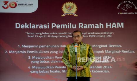 Ketua KPU RI Hasyim Asyari memberikan sambutan dalam acara Deklarasi Pemilu Ramah Hak Asasi Manusia (HAM) di Kantor Komnas HAM, Jakarta, Ahad (11/6/2023). Komnas HAM bersama dengan penyelenggara pemilu serta partai politik melakukan deklarasi Pemilu  Ramah HAM sehingga diharapakan dapat mewujudkan pemilu 2024 yang Luber dan Jurdil (langsung, umum, bebas, rahasia, jujur, dan adil).