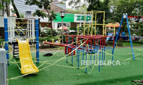 Untuk mencegah berkumpulnya massa, tempat bermain anak-anak ditutup dan dipenuhi ikatan tali di Taman Foto, Kota Bandung, Ahad (10/1). Pembatasan Sosial Berskala Besar (PSBB) di Kota Bandung akan dilaksanakan kembali pada 11-25 Januari 2021. Selain di Kota Bandung, Kabupaten Bandung, Kabupaten Bandung Barat dan Kota Cimahi juga akan menetapkan PSBB Proporsional. 