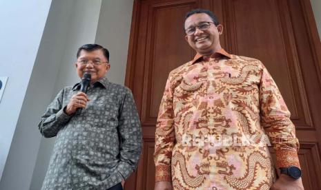 Capres nomor urut 1 Anies Baswedan (kanan) saat menghadiri hari ulang tahun (HUT) ke-81 istri Jusuf Kalla (JK), Mufidah Jusuf Kalla di kediaman JK, Jalan Brawijaya, Kebayoran Baru, Jakarta Selatan, Senin (12/2/2024).