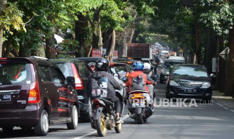 Kepadatan lalu lintas arah Lembang, Kabupaten Bandung Barat dan Kota Bandung, di Jalan Setiabudi, Kota Bandung, Ahad (22/8). Dengan adanya kelonggaran masa PPKM saat ini dan bukanya sejumlah resto dan kafe membuat banyak pengunjung mulai memadati jalur-jalur wisata di Bandung Raya.