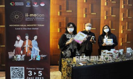 Dirjen Industri Kecil, Menengah dan Aneka, Kementerian Perindustrian Gati Wibawaningsih , Designer Fashion Muslim Itang Yunasz, dan Director Beema Honey Fransisca Natalia (dari kiri) berbincang usai konferensi pers Indonesia Industrial Moslem Exhibition (ii-motion) di Jakarta, Selasa (25/5). Kementerian Perindustrian akan menyelenggaraan Indonesia Industrial Moslem Exhibition (ii-Motion) secara virtual pada 3-5 Juni 2021. Kegiatan ini diharapkan dapat memberikan kemudahan akses pasar kepada pelaku Industri Kecil Menengah (IKM), khususnya yang bergerak di bidang fesyen muslim dan produk halal sehingga mampu berdaya saing secara global. Foto: Tahta Aidilla/Republika.