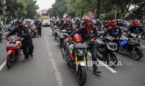 Kapolda Metro Jaya Irjen Karyoto memimpin kegiatan apel pasukannya dalam rangka mengawal dan mengamankan kegiatan Hari Buruh atau May Day pada Senin (1/5/2023).