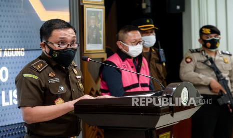 Kepala Pusat Penerangan Hukum Kejagung Leonard Eben Nezer Simanjuntak (kiri) menyempaikan konferensi pers.