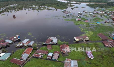 Foto udara permukiman warga terendam banjir di Jalan Anoi, Palangkaraya, Kalimantan Tengah, Rabu (15/9/2021). Berdasarkan data Badan Penanggulangan Bencana Daerah (BPBD) setempat, banjir yang dipicu akibat luapan Sungai Kahayan tersebut merendam 13 kelurahan di wilayah itu dan berdampak pada 3.383 KK atau 7.547 jiwa terdampak banjir. 