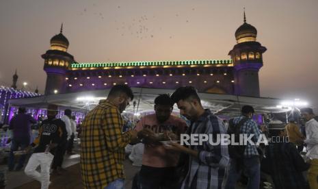 Muslim berbuka puasa pada hari pertama bulan suci Ramadhan di Masjid Mekah di Hyderabad, India, Ahad 3 April 2021. Ulama Mancanegara Minta Muslim Boikot India Terkait Penghinaan Nabi Muhammad