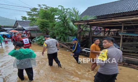 Sejumlah warga di Kecamatan Tirtoyudo, Kabupaten Malang mulai dievakuasi karena terkena banjir, Jumat (7/7/2023).