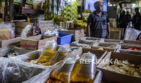 Minyak goreng curah yang dijual di Pasar Kramat Jati, Jakarta, Sabtu (25/6/2022). Menteri Koordinator Bidang Kemaritiman dan Investasi Luhut Binsar Pandjaitan berencana merubah sistem penjualan dan pembelian minyak goreng curah rakyat (MGCR) dengan menggunakan aplikasi PeduliLindungi atau menunjukan NIK yang akan mulai disosialisasikan pada Senin (27/6/2022). Republika/Putra M. Akbar