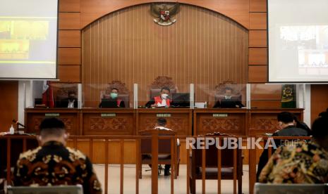 Suasana sidang kasus unlawfull killling atau pembunuhan Laskar Front Pembela Islam (FPI) dengan Terdakwa yaitu Ipda M Yusmin Ohorella di Pengadilan Negeri Jakarta Selatan, Senin (18/10). PN Jaksel mengelar sidang perdana kasus unlawfull killling atau pembunuhan Laskar FPI dengan terdakwa Ipda M Yusmin Ohorella dan Briptu Fikri Ramadhan dengan agenda pembacaan dakwaan.Prayogi/Republika