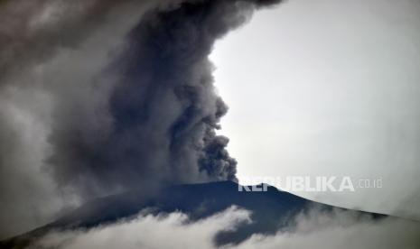 Gunung Marapi mengeluarkan abu vulkanik terlihat di Padang Panjang, Sumatera Barat, Sabtu (30/12/2023). Pos Pengamatan Gunung Api (PGA) Bukittinggi mencatat gunung Marapi kembali erupsi sejak Sabtu (30/12) pagi disertai dentuman keras, masyarakat diminta tidak beraktivitas dalam radius 3 kilometer dari kawah. 