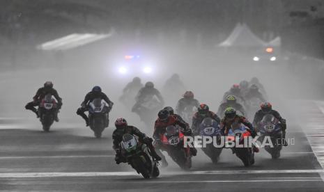 Sejumlah pembalap memutari lintasan sebelum start race 2 WorldSBK seri Indonesia 2021 di Pertamina Mandalika International Street Circuit, Lombok Tengah, Nusa Tenggara Barat (NTB), Minggu (21/11/2021). Menteri Pariwisata dan Ekonomi Kreatif, Sandiaga Salahuddin Uno, optimistis perhelatan MotoGP Indonesia Grand Prix di Sirkuit Mandalika pada Maret mendatang bakal memberikan dampak pertumbuhan ekonomi yang signifikan. 