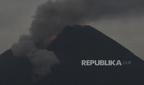 Gunung Merapi mengeluarkan awan panas guguran dipotret dari Turi, Sleman, D.I Yogyakarta, Selasa (25/5/2021). Menurut data BPPTKG periode pengamatan pukul 00:00-06:00 WIB secara visual Gunung Merapi yang saat ini berada pada tingkat aktivitas level III (siaga) tersebut teramati mengalami empat kali guguran lava pijar dengan jarak luncur sekitar 1.500 meter ke arah barat daya. 