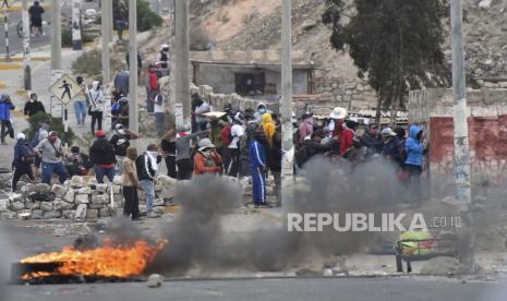 Pengunjuk rasa anti-pemerintah berkumpul di luar bandara Alfredo Rodriguez Ballon di Arequipa, Peru, Jumat, 20 Januari 2023.