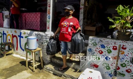 Sejumlah relawan membawa makanan untuk dibagikan di dapur umum peduli Covid-19, Karet, Jakarta. Inisiator LaporCovid-19 Ahmad Arif mengungkap pasien Covid-19 di Indonesia yang meninggal dunia saat menjalani isolasi mandiri (isoman) semakin banyak yaitu sebanyak 451 pasien Covid-19 meninggal dunia saat isoman hingga Ahad (11/7). 