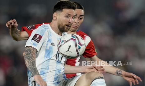  Pemain Argentina Lionel Messi, kiri, dan pemain Paraguay Miguel Almiron berebut bola dalam pertandingan sepak bola kualifikasi Piala Dunia FIFA Qatar 2022 di Asuncion, Paraguay, Jumat (8/10) pagi WIB.