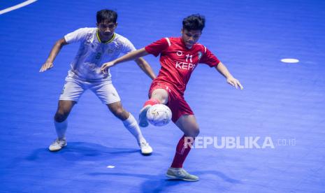 Atlet futsal Sumatera Utara Aulia Rahmat (kiri) berebut bola dengan atlet futsal Kepulauan Riau Agung Yudistira (kanan) saat bertanding pada babak penyisihan grup A Futsal PON Papua di Gor Futsal SP 2, Kabupaten Mimika, Papua, Selasa (28/9/2021). 