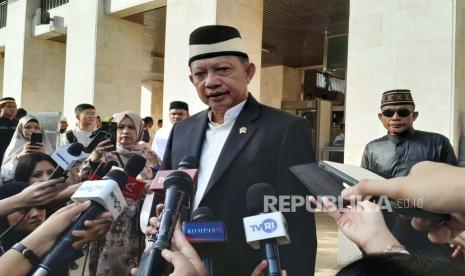 Mendagri Tito Karnavian usai mengikuti salat Idulfitri di Masjid Istiqlal, Rabu (10/4/2024). Mendagri Tito Karnavian berharap Idul Fitri jadi momen perdamaian seusai pemilu.