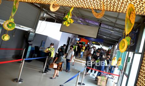 Petugas mengarahkan penumpang di Stasiun Lempuyangan, Yogyakarta, Senin (24/4/2023). 