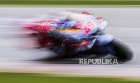 Gambar yang dibuat dengan kecepatan rana lambat menunjukkan pembalap MotoGP Italia Fabio Di Giannantonio dari Gresini Racing MotoGP beraksi pada hari kedua sesi tes pramusim MotoGP di Sirkuit Internasional Sepang, di Sepang, Malaysia, (11/2/2023).