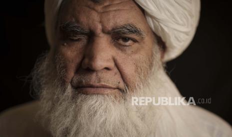  Pemimpin Taliban Mullah Nooruddin Turabi berpose untuk foto di Kabul, Afghanistan, Rabu, 22 September 2021. Mullah Turabi, salah satu pendiri Taliban, mengatakan akan kembali melakukan hukuman seperti eksekusi dan amputasi. tangan, meskipun mungkin tidak di depan umum.