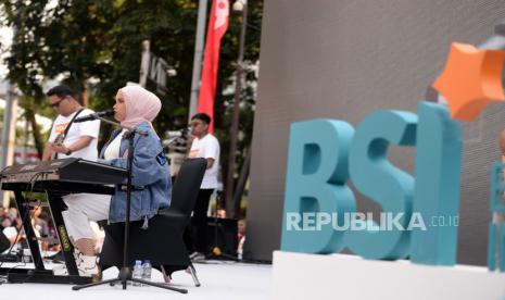 Penyanyi Putri Ariani tampil menyanyi pada acara Level Up with BSI & Putri Ariani: Tunjukkan Nilaimu, Wujudkan Mimpimu saat Car Free Day Bundaran HI, Jakarta, Ahad (20/8/2023). PT Bank Syariah Indonesia Tbk (BSI) berkolaborasi dengan Putri Ariani mengajak masyarakat untuk sehat secara spiritual, finansial, dan jasmani sekaligus memberikan literasi mengenai keuangan syariah kepada masyarakat.