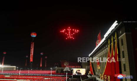 Parade militer yang diadakan untuk memperingati Kongres ke-8 Partai Buruh Korea (WPK) di Pyongyang, Korea Utara, Kamis (14/1) . Dalam parade ini Korea Utara memamerkan kekuatan militernya dan  alutsista barunya.EPA-EFE/KCNA   EDITORIAL USE ONLY