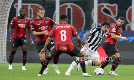 Gelandang Newcastle United Sandro Tonali (dua kanan) saat dikepung mantan rekan-rekannya di AC Milan dalam laga pertama Grup F Liga Champions, di Stadion San Siro, Rabu (20/9/2023) dini hari WIB.  