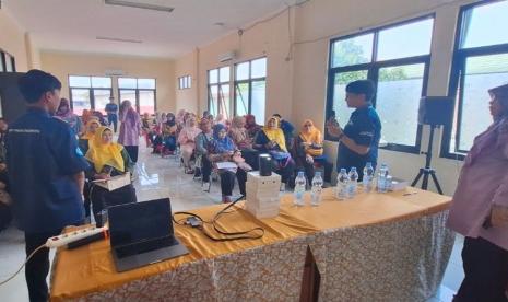 SMK IDN Boarding School Solo Bagikan Pengetahuan Digital ke Ibu-ibu Posyandu di Bekasi