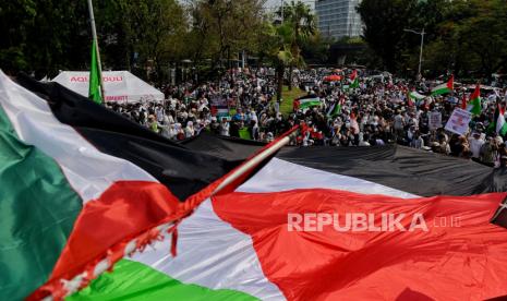 Massa dari ormas islam dan ormas kepemudaan yang tergabung dalam Komite Solidaritas Palestina (Kita Palestina) menggelar aksi damai bela Palestina.