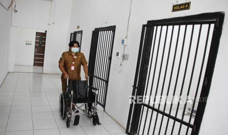 Perawat mendorong kursi roda untuk pasien gangguan jiwa di Rumah Sakit Jiwa (RSJ) Kalawa Atei, Pulang Pisau, Kalimantan Tengah, Senin (22/1/2024). Pihak rumah sakit tersebut menyatakan siap menerima dan merawat jika ada calon legislatif yang mengalami gangguan jiwa akibat gagal terpilih pada pemilu 2024.