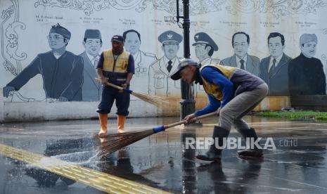 Kegiatan Beresih Bandung di Kawasan Alun-alun Kota Bandung, (ilustrasi). Sebanyak 29 taman tematik di Kota Bandung mulai dibuka untuk pengunjung pada Senin (25/10) besok.