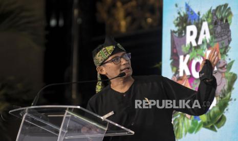 Menteri Pariwisata dan Ekonomi Kreatif, Sandiaga Salahuddin Uno menyampaikan pemaparan saat rapat koordinasi nasional (Rakornas) Kemenparekraf di Bandung, Jawa Barat, Selasa (12/12/2023). Rakornas Kemenparekraf tersebut mengusung tema Indonesia Maju Bersama Parekraf Hijau. Rakornas tersebut diikuti oleh perwakilan kepala daerah serta pelaku usaha di sektor pariwisata dan ekonomi kreatif, serta ditujukan untuk melanjutkan program strategis Kemenparekraf pada tahun 2024.